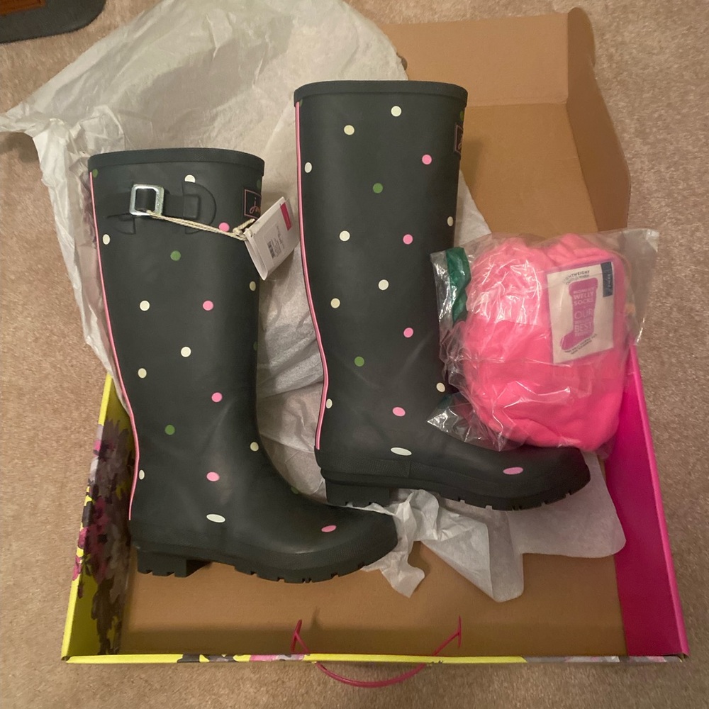 Brand New Rain-boots Size US7 + socks